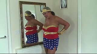 Zrelé Slut v Kostýme ako Wonder Women