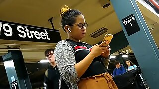 Milé bucľaté filipínske dievča s okuliarmi čakajúce na vlak
