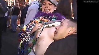 Mardi Gras sexy brystvorte slikke på søt jente
