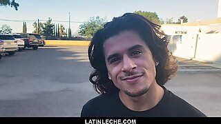 LatinLeche - Lindas Latino Joven chupa una polina sin cortar