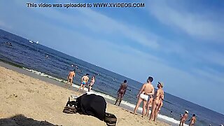 Desnudos en la playa chicos