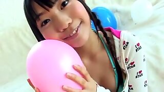 Adorable fille aux cheveux noirs miho sugaya joue avec la balle Gros rouge