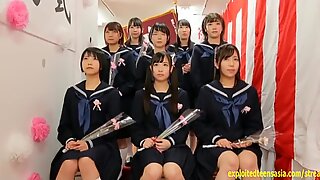 Japán Schoolgirls összeállt, és csoportszex volt az iskolában.