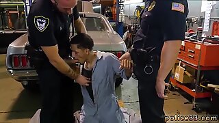 Mec et flic vidéo porno homosexuelle sexy nue se fait pénétrer par la police