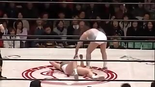 Japansk wrestling stinkface på 1:56