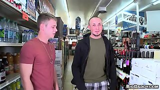 Marxel scopa steve in un negozio di convenienza in una clip di sesso gay