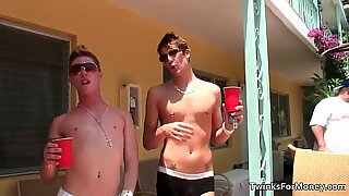 Zwei schwule Kerle haben viel Spaß daran, schwule Pornos zu lutschen