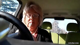 Italiană Bunicuță se masturbează în Mașină