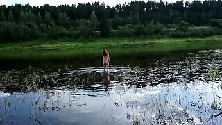 Thân bơi lội trên volga-sông